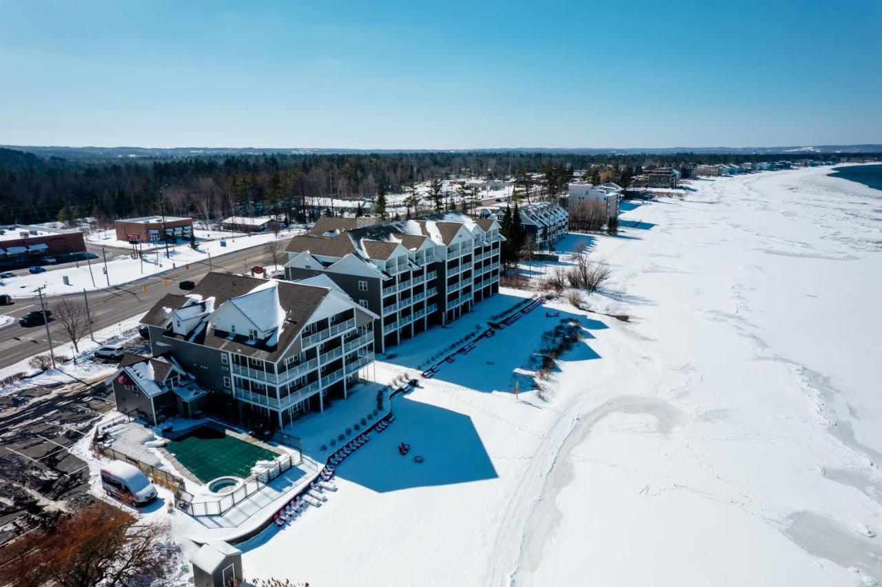 Cherry Tree Inn & Suites Траверс-Сити Экстерьер фото