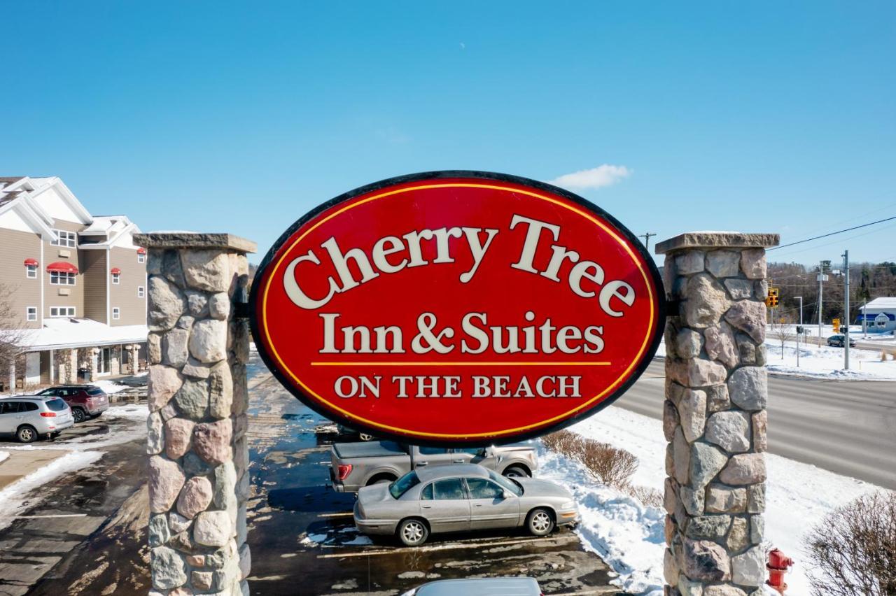 Cherry Tree Inn & Suites Траверс-Сити Экстерьер фото