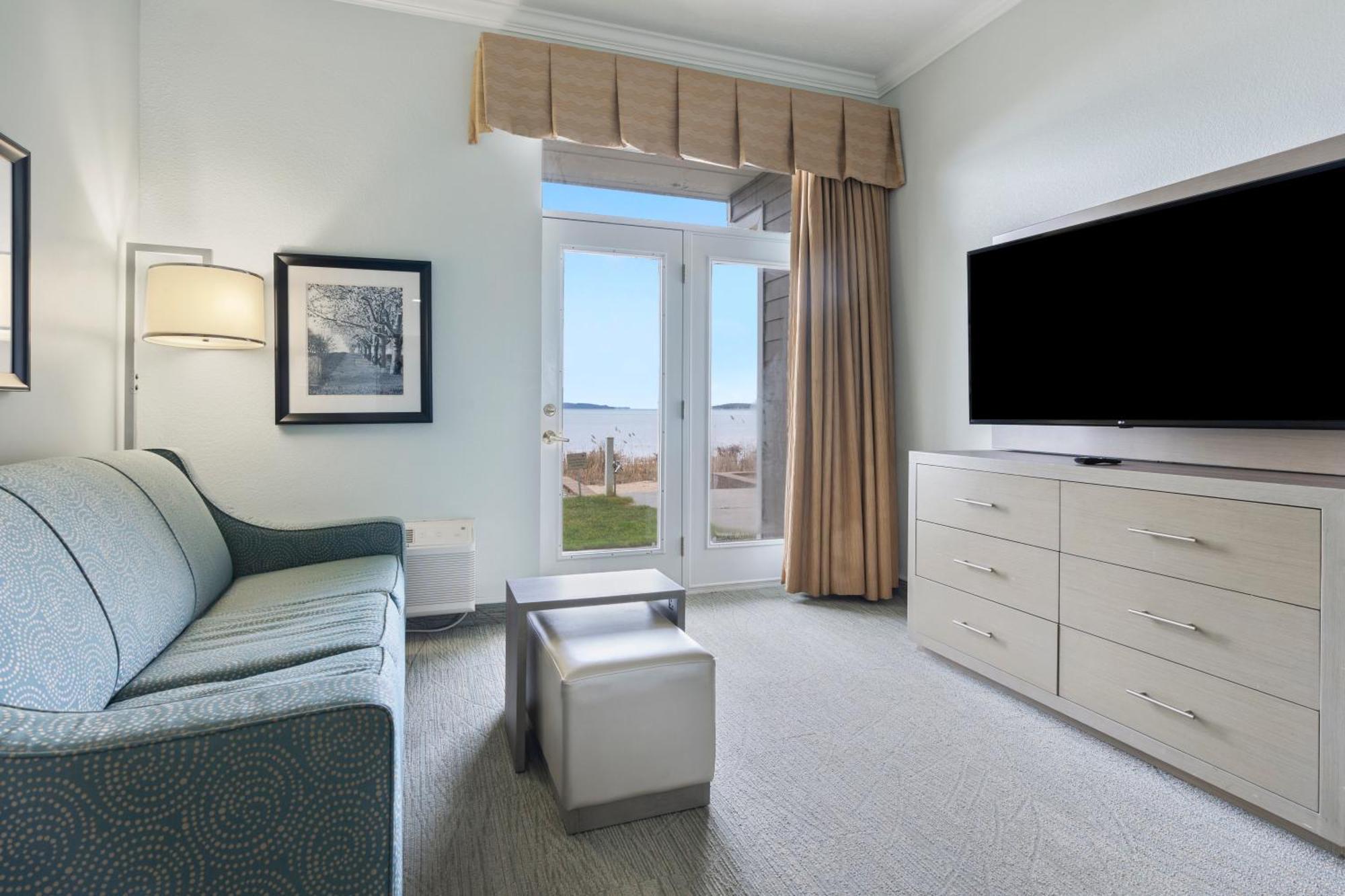 Cherry Tree Inn & Suites Траверс-Сити Экстерьер фото