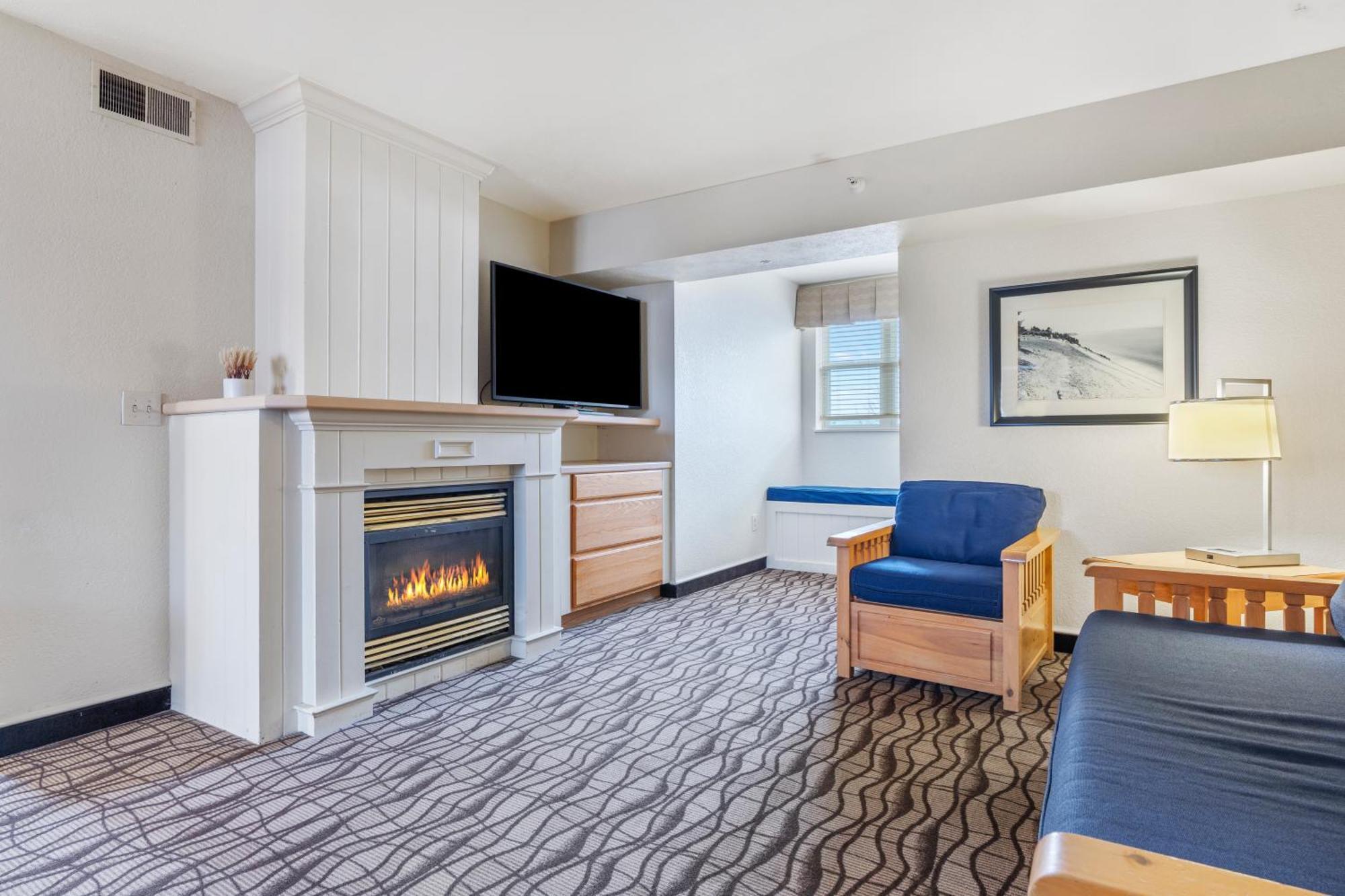 Cherry Tree Inn & Suites Траверс-Сити Экстерьер фото