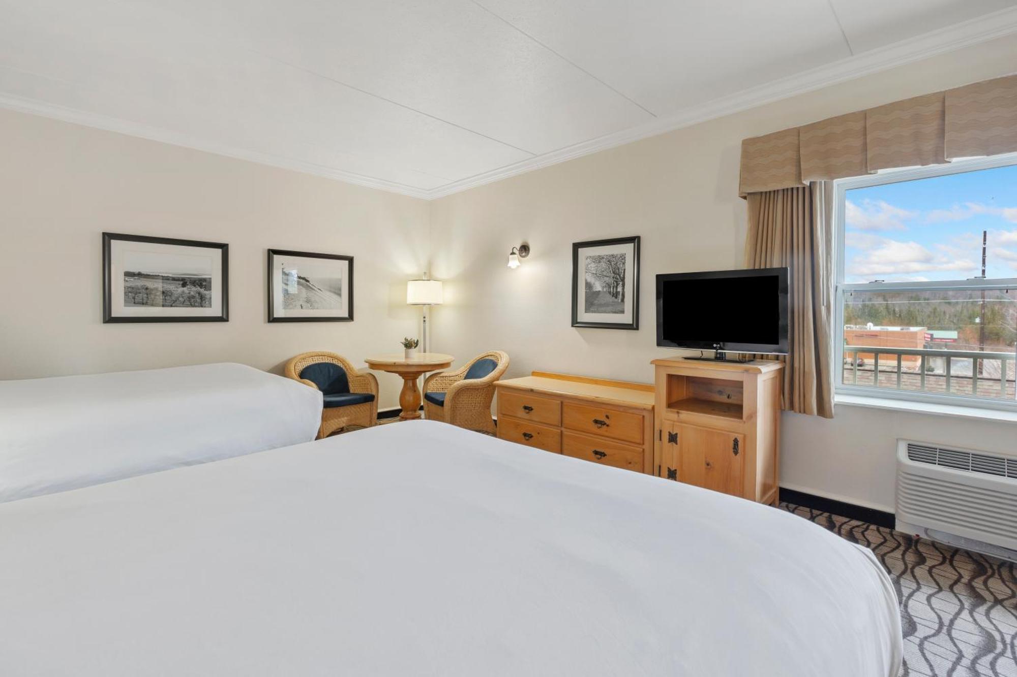 Cherry Tree Inn & Suites Траверс-Сити Экстерьер фото