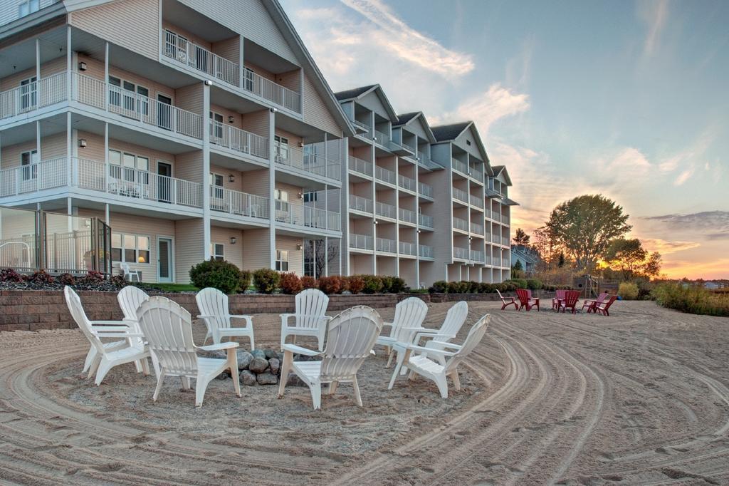 Cherry Tree Inn & Suites Траверс-Сити Экстерьер фото