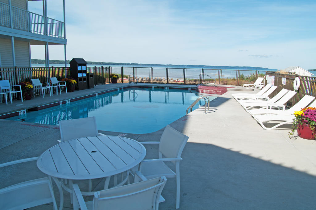 Cherry Tree Inn & Suites Траверс-Сити Экстерьер фото